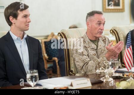 Erbil, Iraq. 04 apr, 2017. Stati Uniti Joint Chiefs Presidente gen. Giuseppe Dunford, destra e Jared Kushner, Senior Advisor e genero di Presidente Trump incontrarsi con il presidente del Kurdistan iracheno Masoud Barzan Aprile 4, 2017 vicino a Erbil, Iraq. Dunford e Kushner sono su una fact finding mission in Iraq per visualizzare i progressi per la riconquista di Mosul da uno Stato islamico. Credito: Planetpix/Alamy Live News Foto Stock