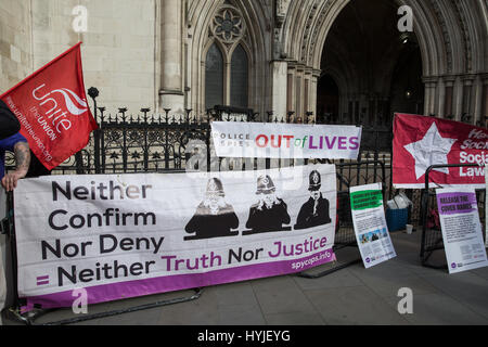 Londra, Regno Unito. 5 apr, 2017. I rappresentanti di diversi gruppi di pressione, compresa la lista nera del gruppo di supporto e Netpol, protesta al di fuori della Royal Courts of Justice durante il giudice-led pubblica inchiesta sulle presunte scorrettezze di undercover funzionari di polizia che hanno spiato su centinaia di diversi gruppi politici. Oggi la polizia ha tentato di modificare il campo di applicazione dell'indagine che comportano un minor numero di undercover ufficiali e per consentire un ulteriore sette mesi per applicazioni di mantenere segrete le identità di molti undercover ufficiali. Credito: Mark Kerrison/Alamy Live News Foto Stock