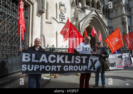 Londra, Regno Unito. 5 apr, 2017. I rappresentanti di diversi gruppi di pressione, compresa la lista nera del gruppo di supporto e Netpol, protesta al di fuori della Royal Courts of Justice durante il giudice-led pubblica inchiesta sulle presunte scorrettezze di undercover funzionari di polizia che hanno spiato su centinaia di diversi gruppi politici. Oggi la polizia ha tentato di modificare il campo di applicazione dell'indagine che comportano un minor numero di undercover ufficiali e per consentire un ulteriore sette mesi per applicazioni di mantenere segrete le identità di molti undercover ufficiali. Credito: Mark Kerrison/Alamy Live News Foto Stock