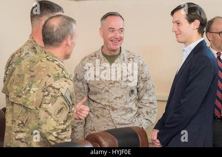 Baghdad in Iraq. 04 apr, 2017. Jared Kushner, Senior Advisor e genero di Presidente Trump, diritto, chat con gli Stati Uniti Joint Chiefs Presidente gen. Giuseppe Dunford, centro e Lt. Gen. Stephen Townsend, sinistra, al quartier generale CJTOFOIR Aprile 4, 2017 a Baghdad, Iraq. Stati Uniti Joint Chiefs Presidente gen. Giuseppe Dunford e Kushner sono su una fact finding mission in Iraq per visualizzare i progressi per la riconquista di Mosul da uno Stato islamico. Credito: Planetpix/Alamy Live News Foto Stock