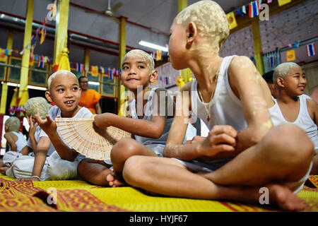 Mae Hong Son, Thailandia. 5 Aprile, 2017. Ragazzi parlare con ciascun altro dopo i loro capelli sono stati rasati durante il poi cantato lungo monaco novizio rituali di ordinazione presso Wat Pang Lo nel nord della Thailandia del Mae Hong Son, Marzo 31, 2017. Considerato come uno dei più grandi momenti di un ragazzo in vita, poi hanno cantato a lungo monaco novizio rituali di ordinazione sono tenuti ogni anno dai popoli Shan, noto anche come il Tai Yai, che abitano principalmente in Myanmar e Thailandia del Nord. Credito: Xinhua/Alamy Live News Foto Stock