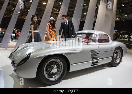 Essen, Germania. 5 apr, 2017. Un 1955 Mercedes-Benz 300 SLR, Uhlenhaupt-Coupé, W 196 S. Premere anteprima della ventinovesima Techno-Classica motor show di Essen, spettacolo per epoca, classici e le auto di prestigio e sportive a motore. Il motor show è dal 5 al 9 aprile 2017. Credito: OnTheRoad/Alamy Live News Foto Stock