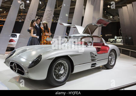 Essen, Germania. 5 apr, 2017. Un 1955 Mercedes-Benz 300 SLR, Uhlenhaupt-Coupé, W 196 S. Premere anteprima della ventinovesima Techno-Classica motor show di Essen, spettacolo per epoca, classici e le auto di prestigio e sportive a motore. Il motor show è dal 5 al 9 aprile 2017. Credito: OnTheRoad/Alamy Live News Foto Stock