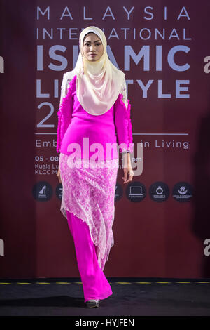 Kuala Lumpur, Malesia. 5 apr, 2017. La quattro giorni di eventi della Malaysia International stile di vita islamico 2017 kickstart con una vetrina di moda islamica mostra a KL Convention Center (KLCC), a Kuala Lumpur. Questo evento è un mix di fiere e sfilate di moda. Credito: Danny Chan/Alamy Live News Foto Stock