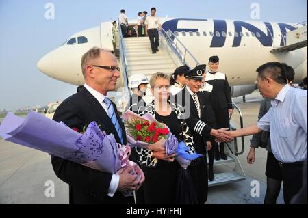 (170405) -- PECHINO, 5 aprile 2017 (Xinhua) -- i lavoratori di Xianyang Aeroporto Internazionale di salutare i membri di equipaggio del primo volo diretto da Helsinki a Xi'an in Xi'an, capitale della Cina nord-occidentale della provincia di Shaanxi, il 15 giugno 2013. Compagnia aerea finlandese Finnair ha aperto un diretto itinerario di volo tra Helsinki e a Pechino nel 1988, che è stato il primo in Europa per la Cina. Il progetto è stato un pioniere e di molte principali compagnie aeree europee seguirono. Quasi 30 anni più tardi, Finnair rimane fra le cinque principali compagnie aeree europee operanti in Cina. Vola una trentina di voli diretti a sei destinati cinese Foto Stock