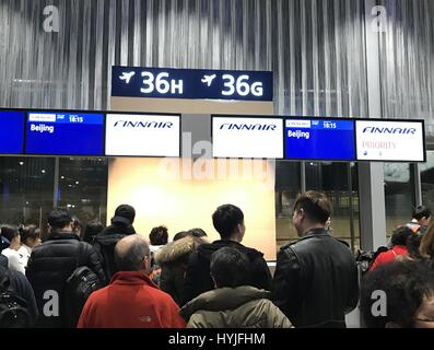 (170405) -- PECHINO, 5 aprile 2017 (Xinhua) -- attendere i passeggeri a bordo di un volo Finnair a Pechino nell'aeroporto di Helsinki, Finlandia, il 25 gennaio, 2017. Compagnia aerea finlandese Finnair ha aperto un diretto itinerario di volo tra Helsinki e a Pechino nel 1988, che è stato il primo in Europa per la Cina. Il progetto è stato un pioniere e di molte principali compagnie aeree europee seguirono. Quasi 30 anni più tardi, Finnair rimane fra le cinque principali compagnie aeree europee operanti in Cina. Vola una trentina di voli diretti a sei destinazioni cinesi a settimana in media. Nel gennaio 2017, esso ha avviato un progetto pilota di installazione Alipay sul Foto Stock