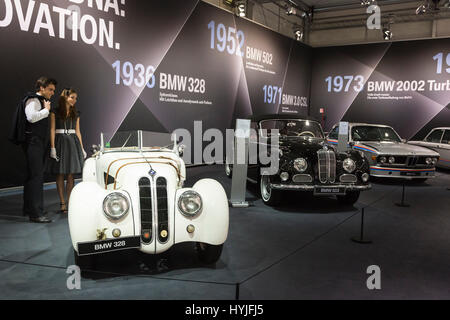 Essen, Germania. 5 apr, 2017. Un 1936 BMW 328. Premere Anteprima della ventinovesima Techno-Classica motor show di Essen, spettacolo per epoca, classici e le auto di prestigio e sportive a motore. Il motor show è dal 5 al 9 aprile 2017. Credito: OnTheRoad/Alamy Live News Foto Stock