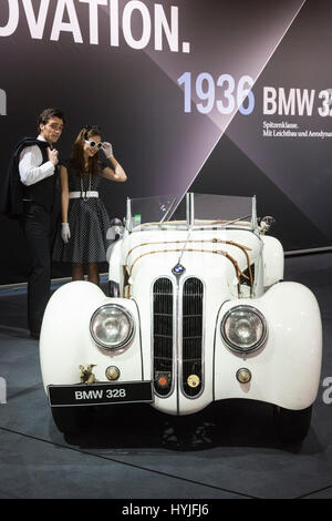 Essen, Germania. 5 apr, 2017. Un 1936 BMW 328. Premere Anteprima della ventinovesima Techno-Classica motor show di Essen, spettacolo per epoca, classici e le auto di prestigio e sportive a motore. Il motor show è dal 5 al 9 aprile 2017. Credito: OnTheRoad/Alamy Live News Foto Stock