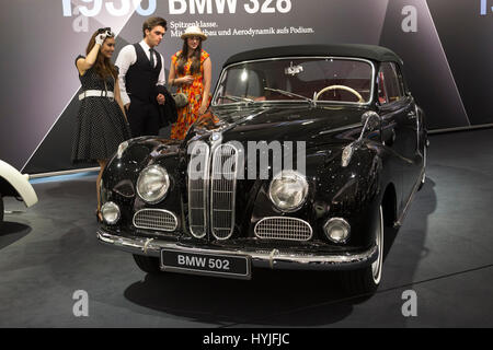 Essen, Germania. 5 apr, 2017. Un 1952 BMW 502. Premere Anteprima della ventinovesima Techno-Classica motor show di Essen, spettacolo per epoca, classici e le auto di prestigio e sportive a motore. Il motor show è dal 5 al 9 aprile 2017. Credito: OnTheRoad/Alamy Live News Foto Stock