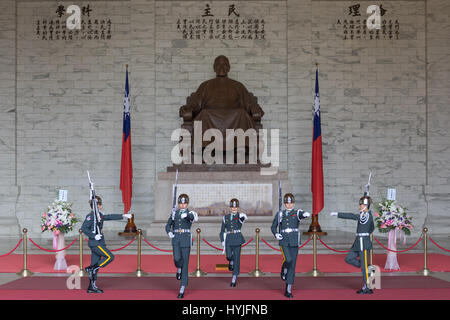 Taipei, Taiwan. 5 aprile, 2017. cinque membri della guardia d'onore a Chiang Kai-shek Memorial Hall di Taipei, Taiwan, eseguire la cerimonia del cambio della guardia mercoledì 5 aprile. Taiwan il ministero della Cultura ha recentemente annunciato che sta lavorando su un progetto di modifica della legge organizzazione nazionale di Chiang Kai-shek Memorial management office come il ministero mira a trasformare la costruzione in una struttura a promuovere la cultura e l'arte. Credito: perry svensson/alamy live Foto Stock