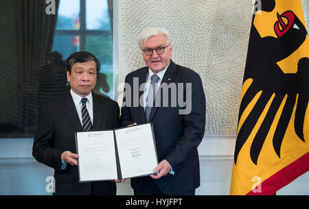 Berlino, Germania. 05 apr, 2017. Presidente tedesco Frank-Walter Steinmeier (R), presenta attivista per i diritti umani, Vu Quoc Dung, che accetta una Human Rights Award a nome della imprigionato il vietnamita avvocato difensore dei diritti umani, Nguyen Van Dai, presso il Palazzo Bellevue a Berlino, Germania, 05 aprile 2017. Nguyen Van Dai, presenta un imminente reclusione fino a vent'anni. Egli è stato arrestato anche tra il 2007 e il 2011 ed è stato agli arresti domiciliari fino al 2015. Foto: Bernd von Jutrczenka/dpa/Alamy Live News Foto Stock