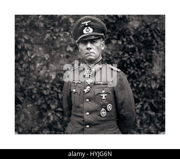 Maresciallo di Campo ROMMEL Guerra Mondiale 2: Erwin Rommel in uniforme che indossa il tedesco della croce di ferro medaglia nella foto poco prima della sua "suicide' Ott 1944 ha servito come maresciallo di campo in la Wehrmacht della Germania nazista durante la Seconda Guerra Mondiale. Considerata da molti la lotta con onore nella faccia del nazismo Foto Stock