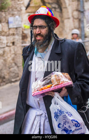 Gerusalemme - MARZO 13 : ultra ortodosso uomo azienda Mishloach Manot durante la festa di Purim nel complesso Mea Shearim a Gerusalemme il 13 marzo 2017 , Mishloach Manot traditio Foto Stock