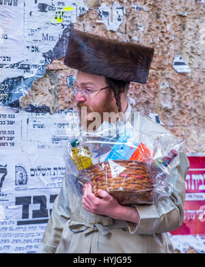 Gerusalemme - MARZO 13 : ultra ortodosso uomo azienda Mishloach Manot durante la festa di Purim nel complesso Mea Shearim a Gerusalemme il 13 marzo 2017 , Mishloach Manot traditio Foto Stock