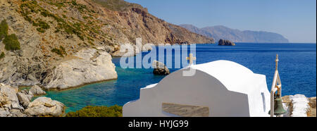 Romantico panorama di Agia Anna beach con cappella sulla isola di Amorgos, Cicladi Grecia Foto Stock