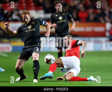 Charlton Athletic's Josh Magennis e MK Dons Dean Lewington battaglia per la sfera durante il Cielo lega Bet One corrispondono a valle, Londra. Foto Stock