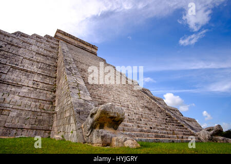 Famosa piramide Maya in Chichen Itza con scalini in pietra, Messico Foto Stock