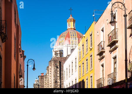 Vista panoramica di case colorate e il tetto della chiesa a Città del Messico Foto Stock