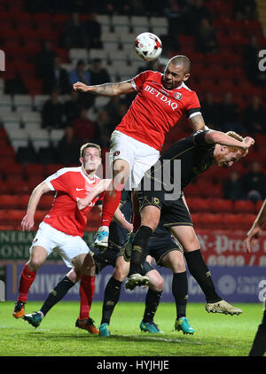 Charlton Athletic's Josh Magennis voce la sfera durante il Cielo lega Bet One corrispondono a valle, Londra. Foto Stock