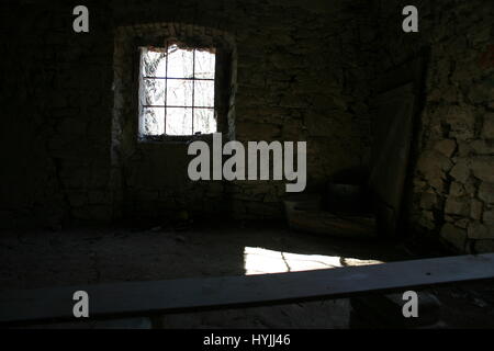 Finestra nel vecchio rudere Foto Stock