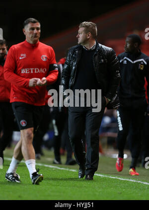 Charlton Athletic manager Karl Robinson camminate fuori a tempo pieno dopo il Cielo lega Bet One corrispondono a valle, Londra. Foto Stock