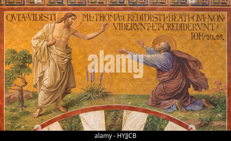 Berlino, Germania - Febbraio 14, 2017: l'affresco di Gesù con Tommaso incredulo in Herz Gesù chiesa di Friedrich Stummel e Karl Wenzel Foto Stock