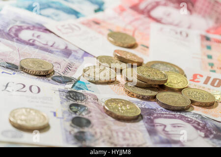 Valuta britannica close up - varie banconote e monete, Sterling, libbre, contanti Foto Stock
