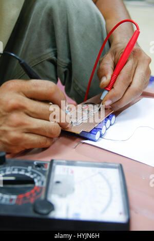 Electronics tecnico circuito di misurazione sul pannello elettronico Foto Stock