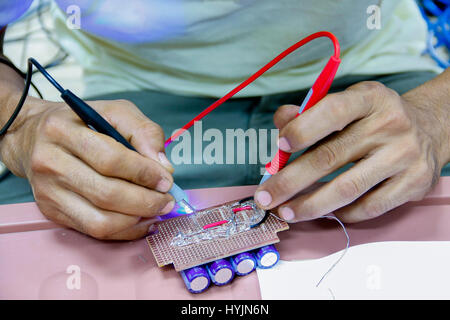 Electronics tecnico circuito di misurazione sul pannello elettronico Foto Stock