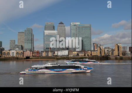 Vista sul Fiume Tamigi verso il Docklands di Londra dalla penisola di Greenwich, Londra, Regno Unito. Foto Stock