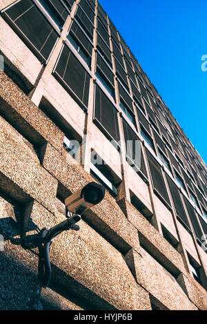 Telecamera TVCC per la sorveglianza sulla moderna facciata di edificio, la sicurezza nazionale e di governo il concetto di protezione Foto Stock