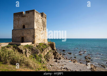 Torre de la Sal o Salto de la Mora. Spiaggia di Playa Ancha, Casares. Provincia di Malaga Costa del Sol. Andalusia Spagna meridionale, Europa Foto Stock