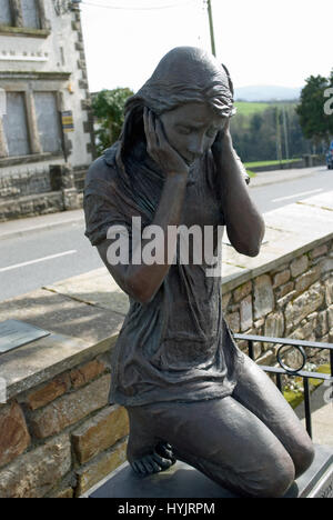 Memoriale di bronzo statua della ragazza commerating vittime del 1972 "bloody lunedi' attentato che ha provocato la morte di nove nel villaggio di claudy. Foto Stock