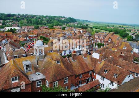 Guardando oltre i tetti del centro storico Cinque Ports città di segale in East Sussex, Inghilterra. Foto Stock