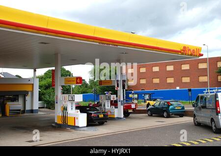 Un distributore di benzina Shell stazione di riempimento a Ashford in Kent, in Inghilterra il 17 giugno 2008. La multinazionale anglo-olandese è stata formata per la prima volta nel 1907. Foto Stock