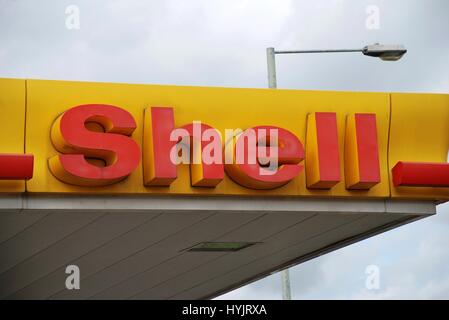 Un distributore di benzina Shell stazione di riempimento a Ashford in Kent, in Inghilterra il 17 giugno 2008. La multinazionale anglo-olandese è stata formata per la prima volta nel 1907. Foto Stock