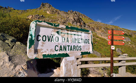 Portogallo: segnali di strada nelle montagne del Parco Naturale di Serra da Estrela Foto Stock