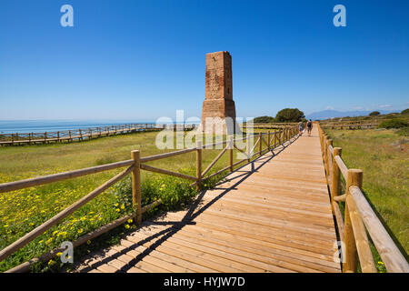 Los Ladrones torre moresca, sentiero in legno, Monumento Naturale Dunas de Artola o Cabopino, Marbella. Provincia di Malaga Costa del Sol. Andalusia Sud Foto Stock