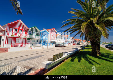 Portogallo: Colorful holiday cottages in borgo costiero Costa Nova Foto Stock