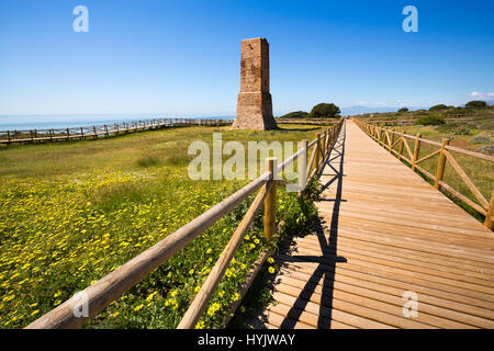 Los Ladrones torre moresca, sentiero in legno, Monumento Naturale Dunas de Artola o Cabopino, Marbella. Provincia di Malaga Costa del Sol. Andalusia Sud Foto Stock