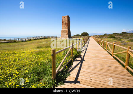 Los Ladrones torre moresca, sentiero in legno, Monumento Naturale Dunas de Artola o Cabopino, Marbella. Provincia di Malaga Costa del Sol. Andalusia Sud Foto Stock