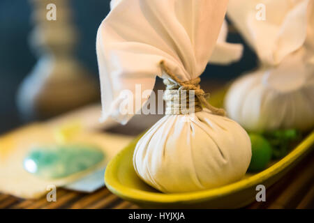 Sacchetti di erbe per massaggi Foto Stock