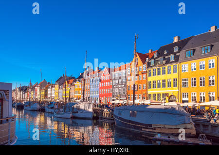 COPENHAGEN, Danimarca - 11 Marzo 2017: Copenhagen Nyhavn canal e il lungomare con le sue facciate colorate, xvii secolo waterfront è un intrattenimento dis Foto Stock