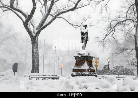 Statua di William Shakespeare in Central Park durante una nevicata. Foto Stock