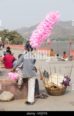 Verkäufer an der Promenade des Jal Mahal der Wasserpalast, Jaipur, Rajasthan, Indien Foto Stock