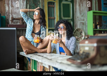 Ragazze asiatiche in bar Foto Stock