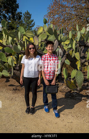 Turisti francesi, fratello e sorella, la missione di san francisco solano de sonoma, città di Sonoma, Sonoma, Sonoma County, California Foto Stock