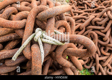 Maglie di catena e corda allacciate Foto Stock