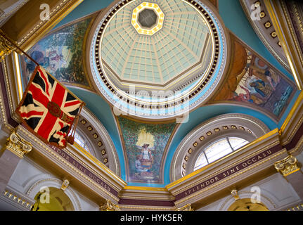 Guardando le illustrazioni elaborate nel memoriale Rotunda del British Columbia e il palazzo del Parlamento in Victoria, BC, Canada Foto Stock