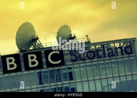 BBC Scotland logo con antenne paraboliche per la ricezione satellitare Foto Stock